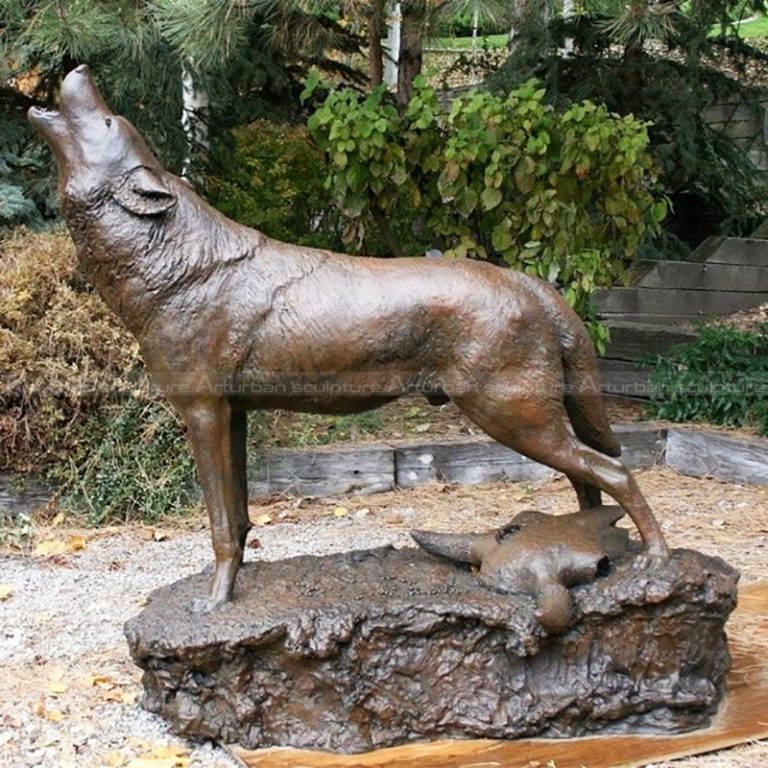 escultura de lobo em bronze