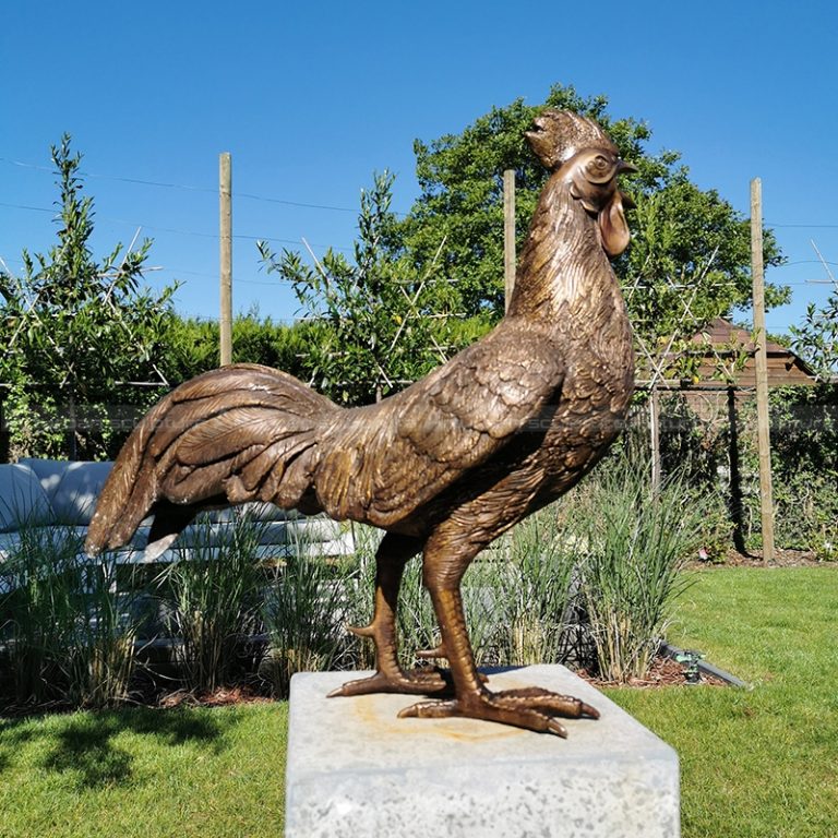 Estatua de gallina al aire libre
