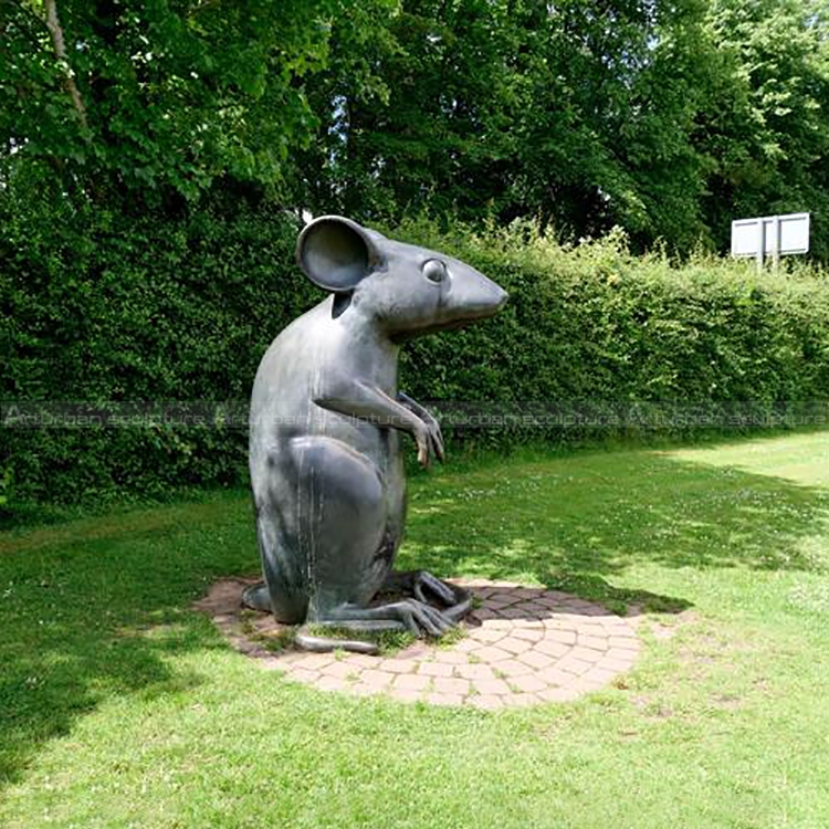 garden mouse statue