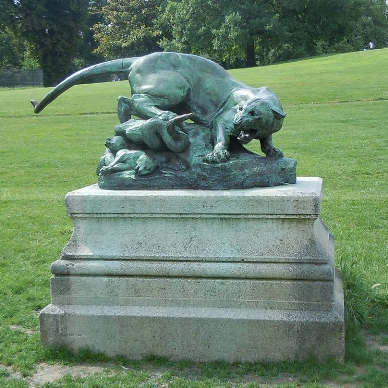 sculpture de lion et de serpent