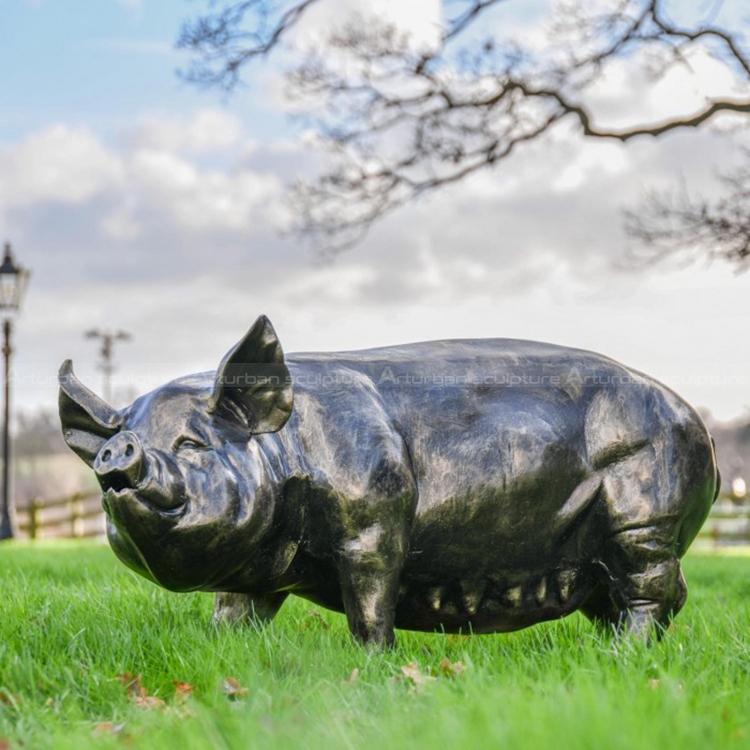 piglet garden statue