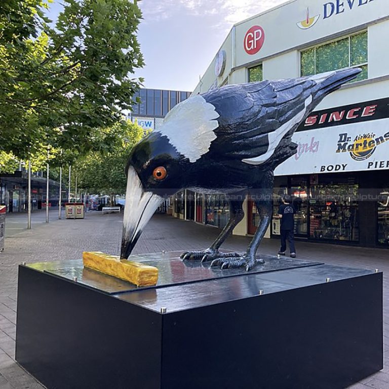 ornamento da giardino a forma di magpie