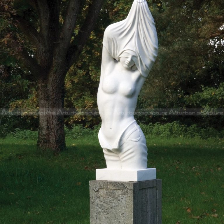 estatua de torso femenino
