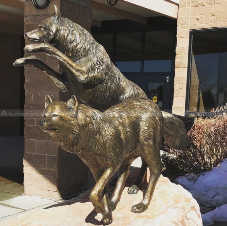 statue de loup pour jardin