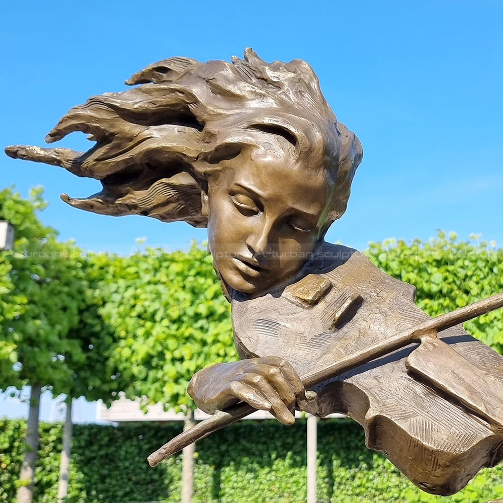 violinist statue