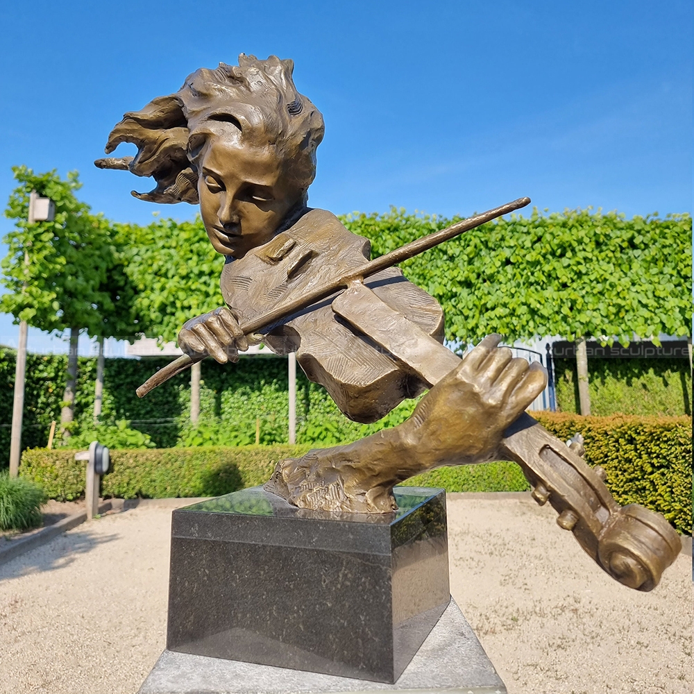 violinist statue