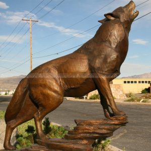 howling wolf statue