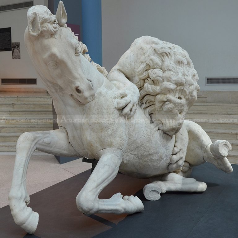statue d'un lion attaquant un cheval