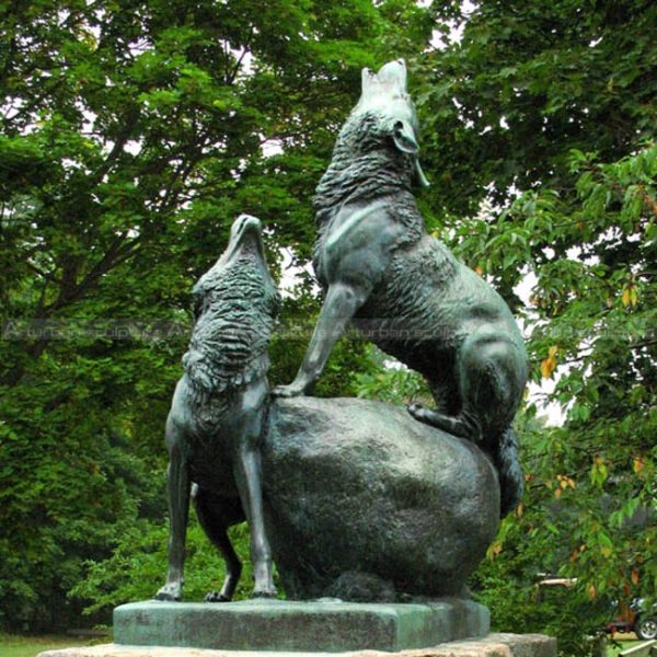 howling wolf garden statue