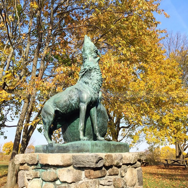 howling wolf garden statue