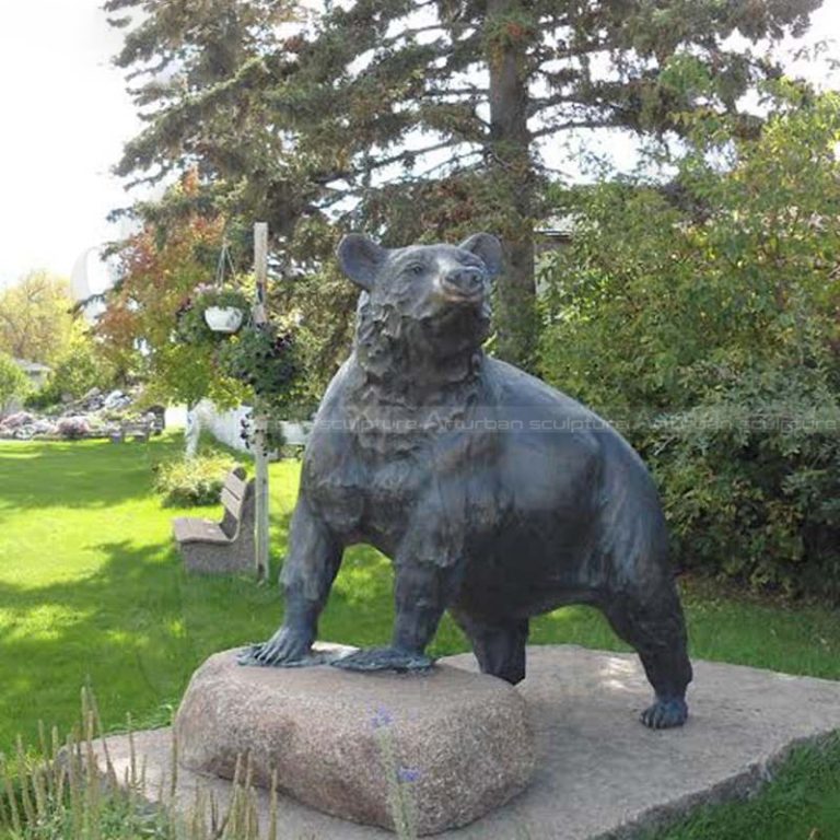 estatua de oso de bronce de tamaño natural