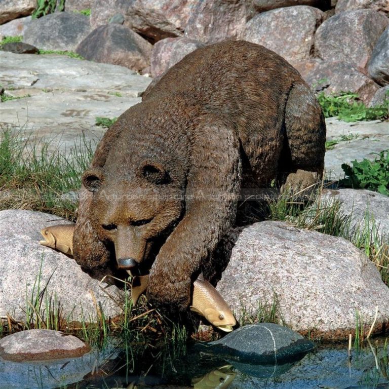 estatua de oso pescando