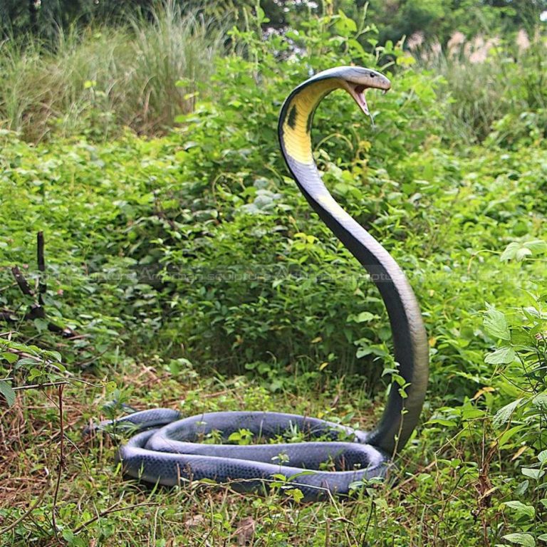 escultura de serpiente cobra