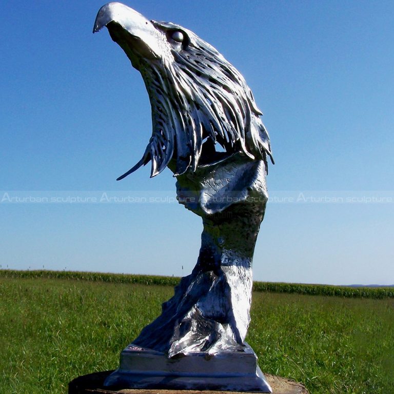 estatua de cabeza de águila