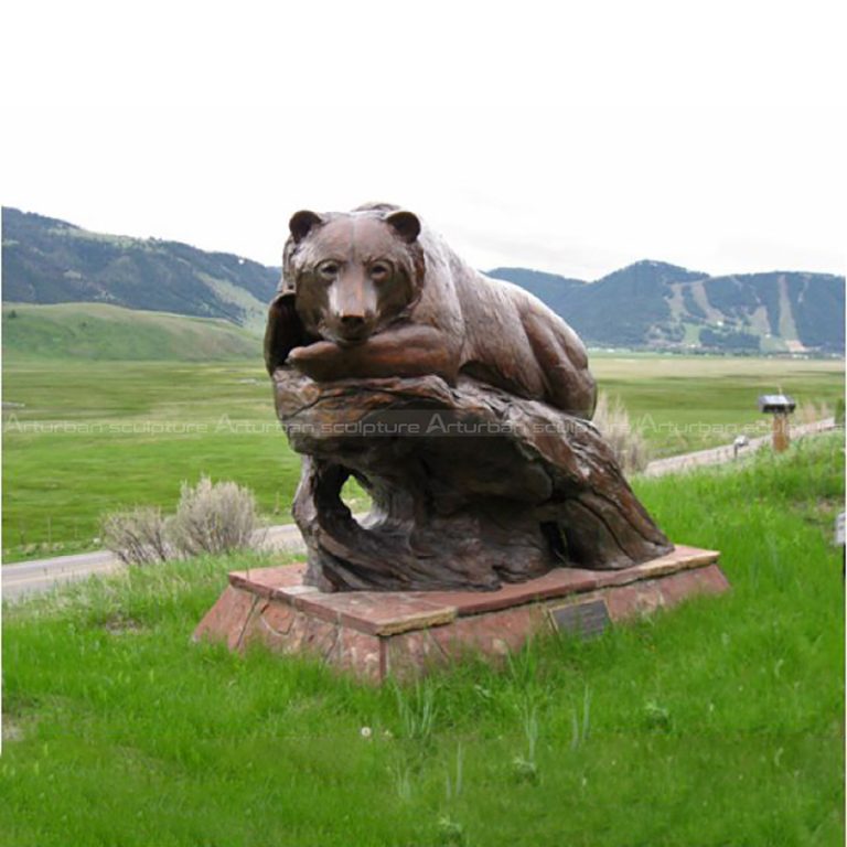 estatua de oso para césped