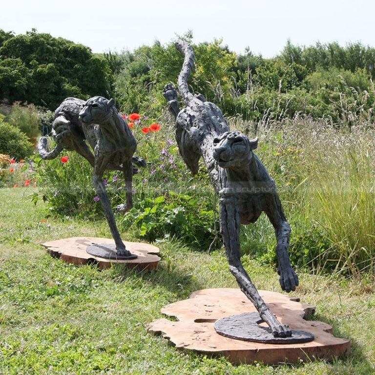 escultura de guepardo em bronze