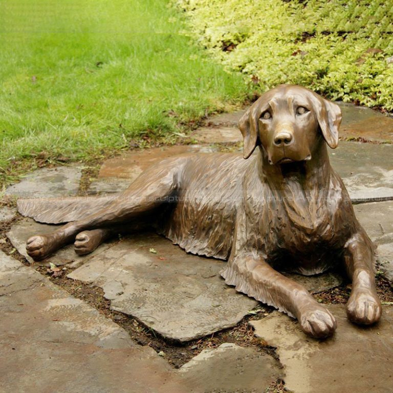 estatua de jardín de golden retriever