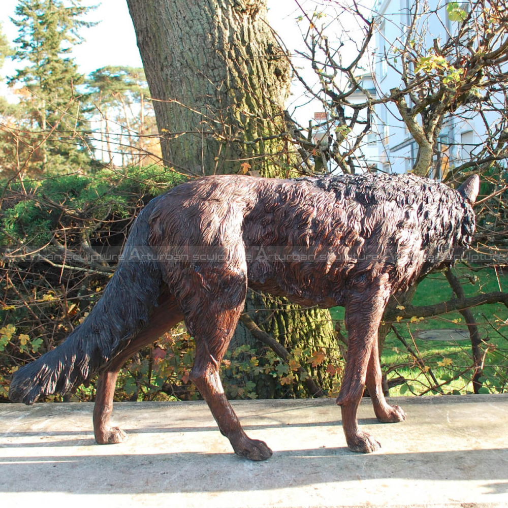 wolf bronze sculpture