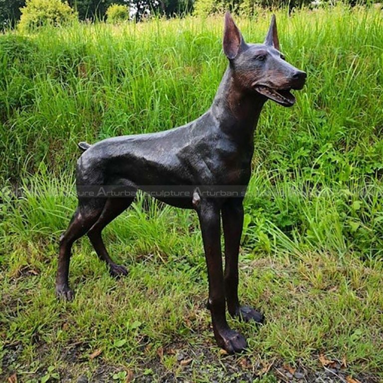 estatua de doberman de bronce