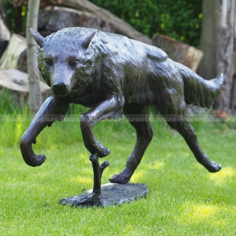 grande statue extérieure de loup