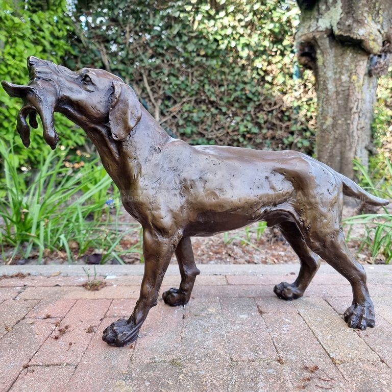 escultura de perro sabueso