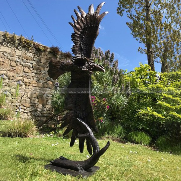 bronze eagle statue outdoor