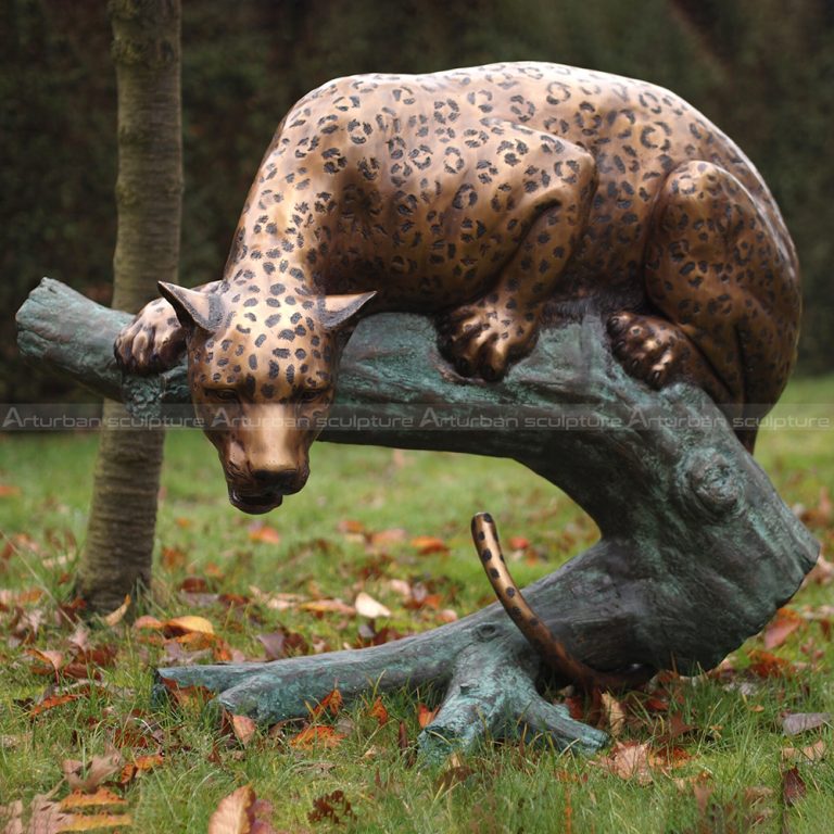grande estátua de leopardo sentado