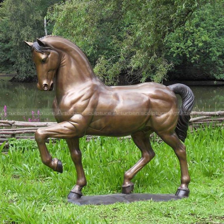 escultura de cavalo a caminhar