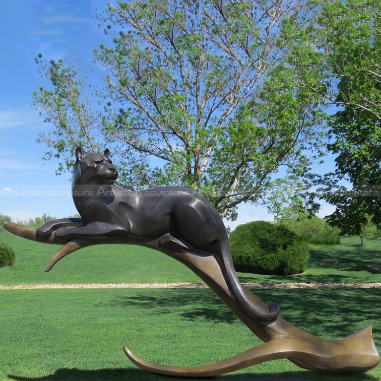 estatua grande de pantera negra