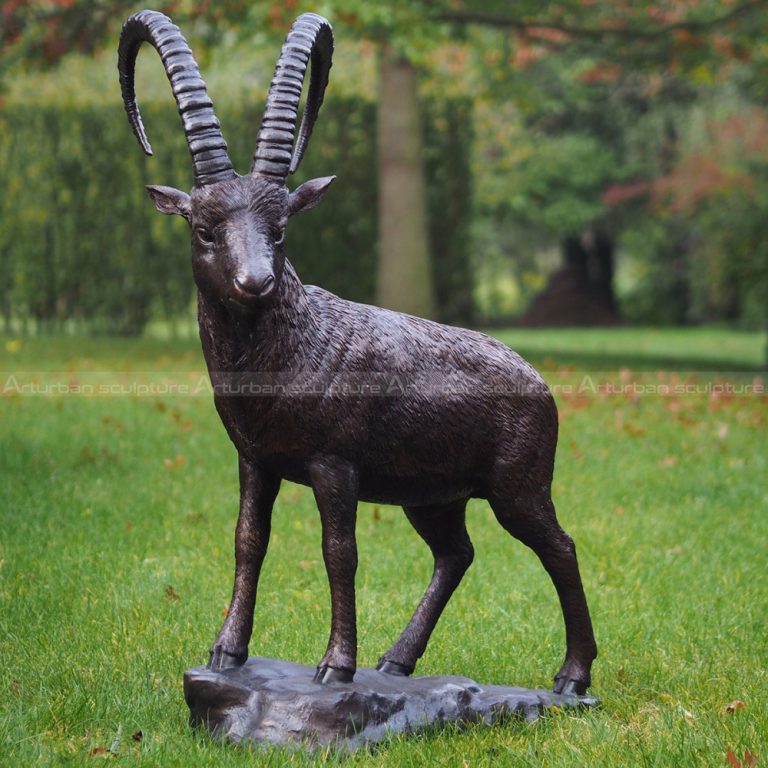 statue de mouflon à grandes cornes