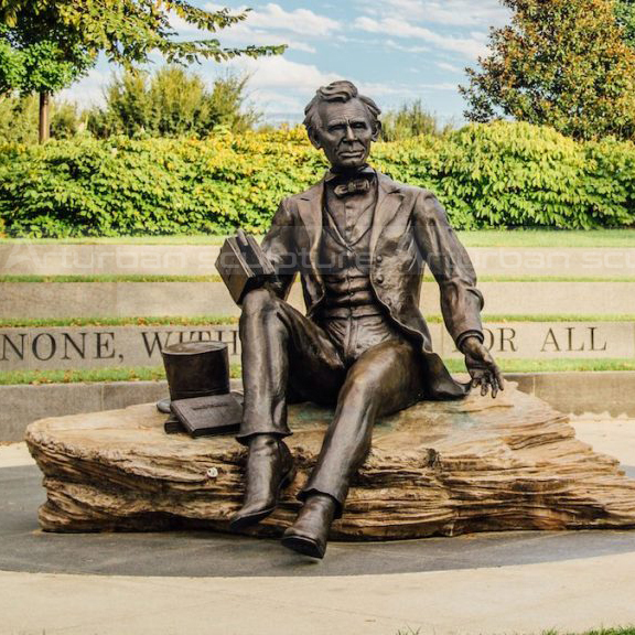 seated lincoln statue