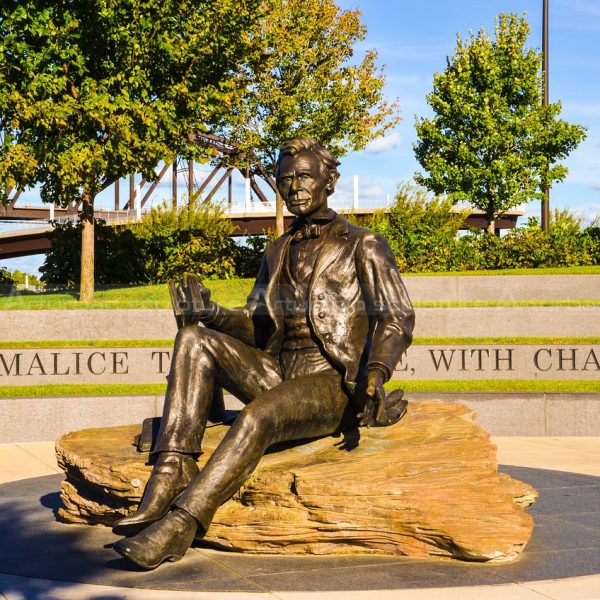 seated lincoln statue