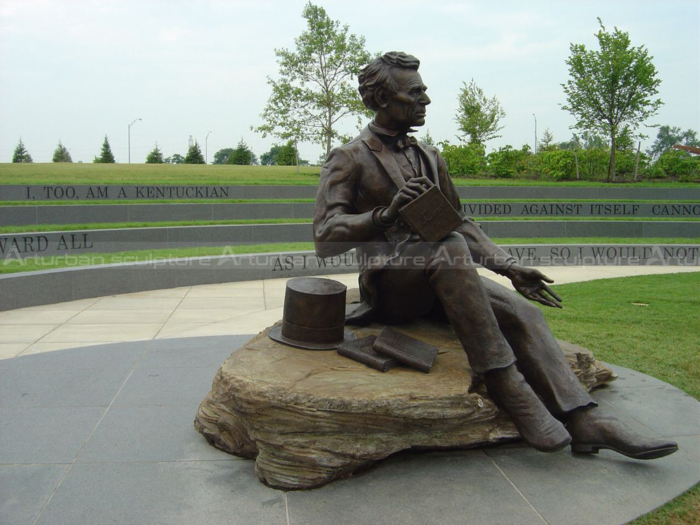 seated lincoln statue