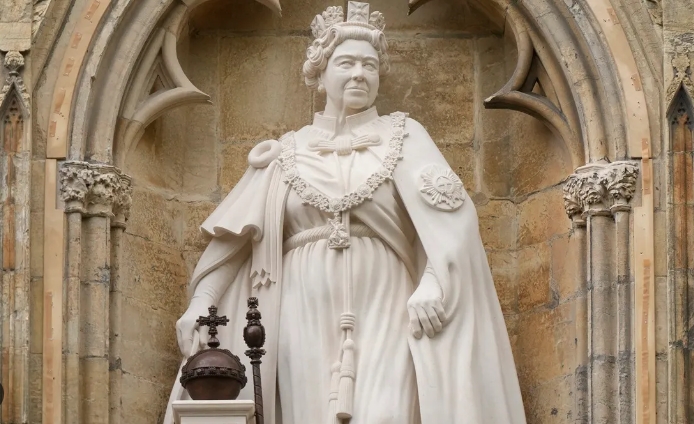 Elizabeth II Sculpture In a niche in York Minster