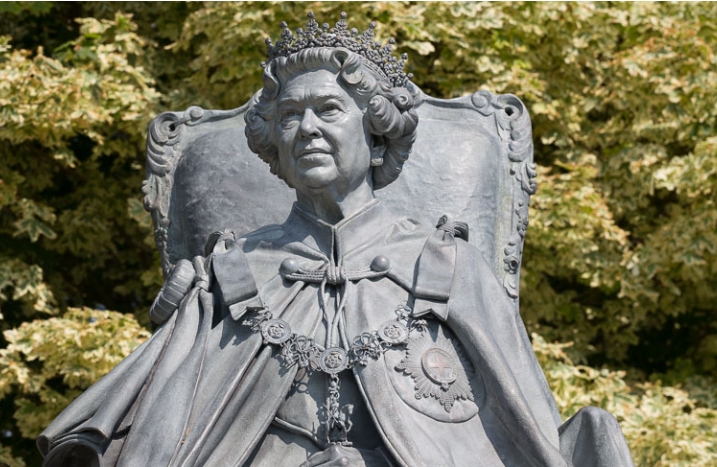 Elizabeth II sculpture in UK Gravesend