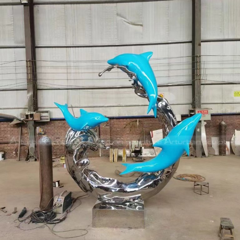 Außenbereich Delfinstatue