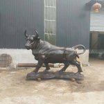 toro de carga de bronce