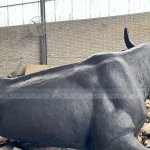 estátua de touro deitado