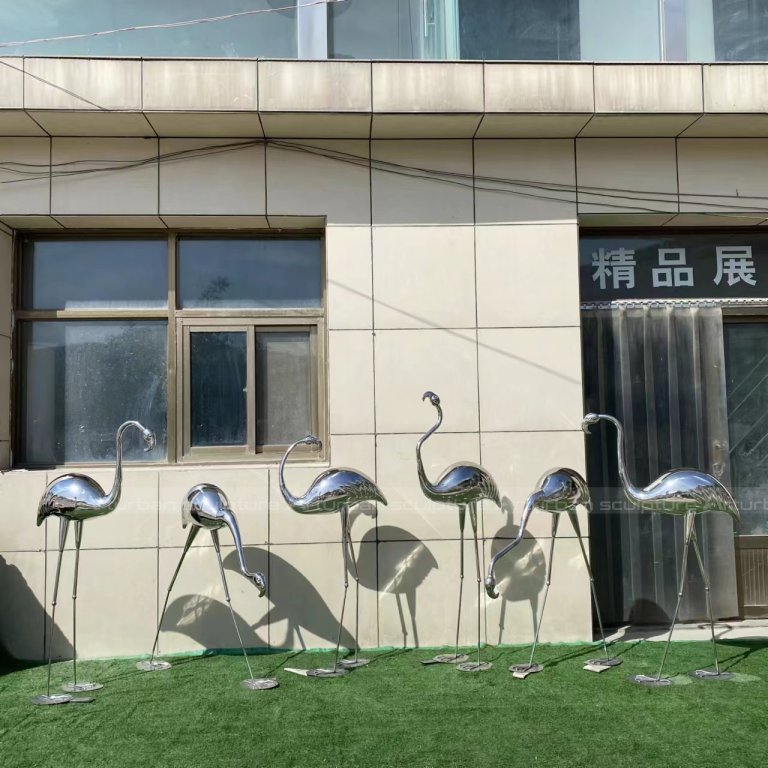 art décoratif de cour avec une grue en métal