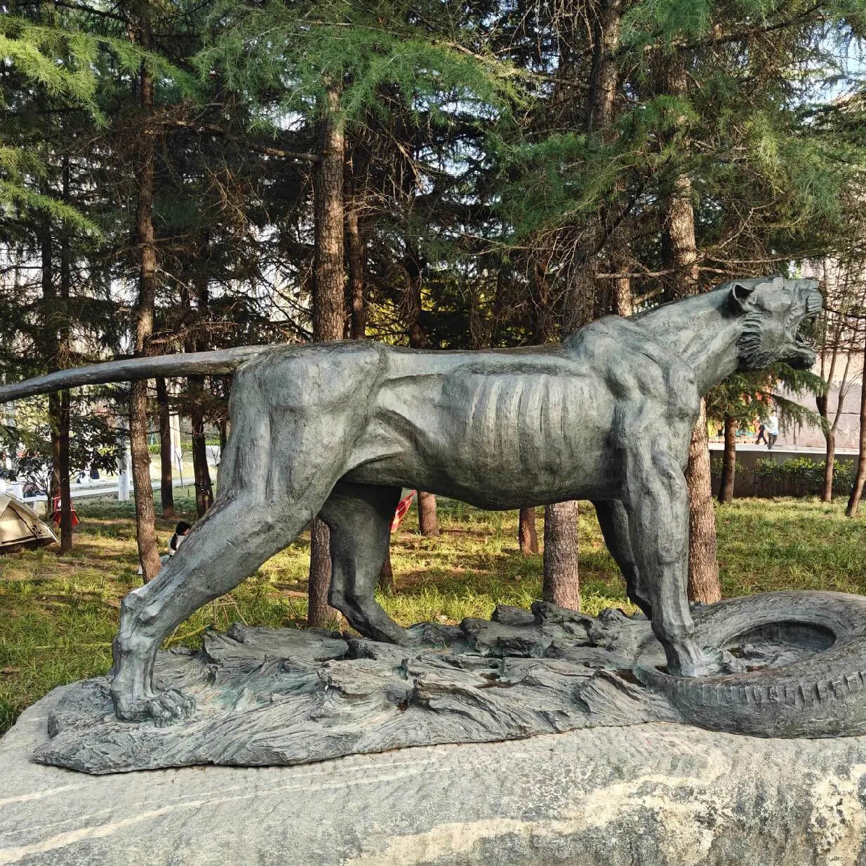 tiger roaring sculpture