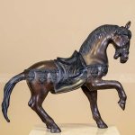 Statue de cheval avec selle