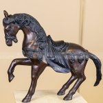 Statue de cheval avec selle