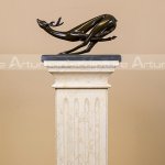 estátua de veado abstrata