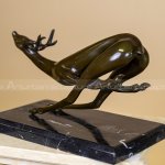 estátua de veado abstrata