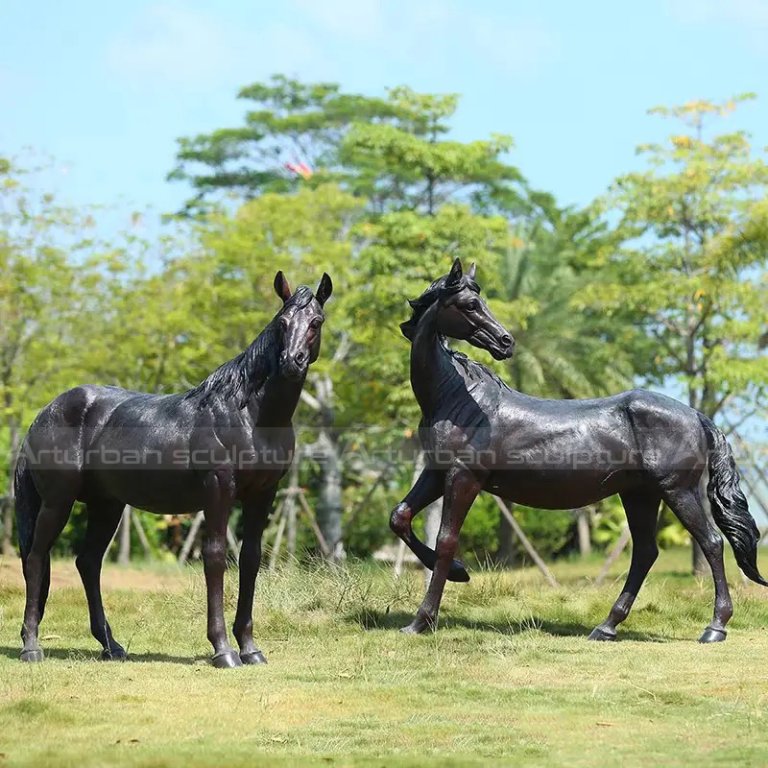 escultura de cavalo preto