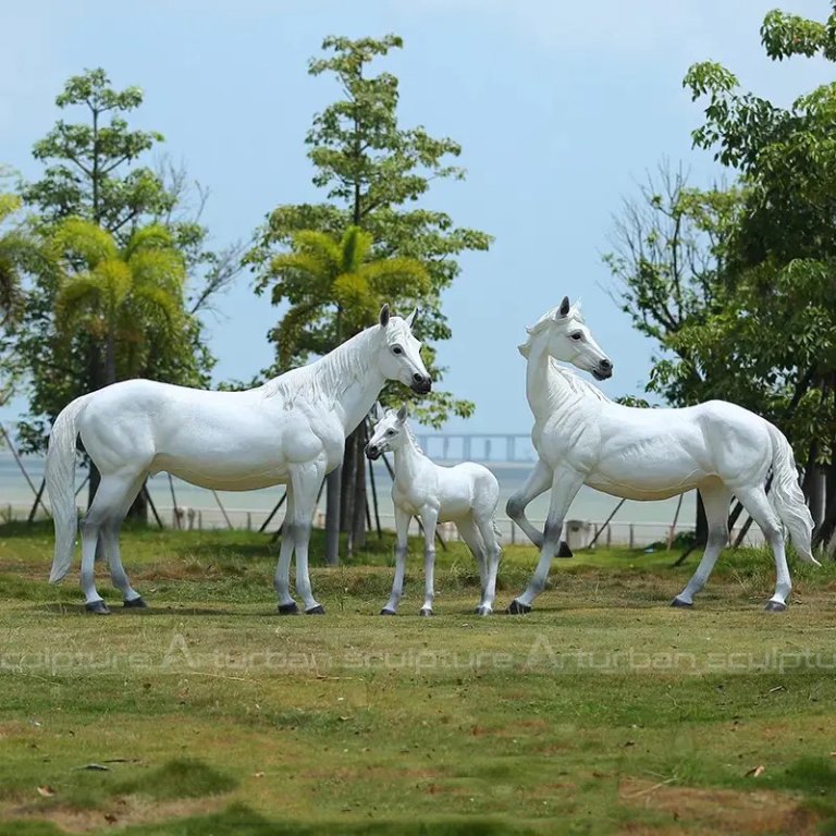 escultura de cavalo branco