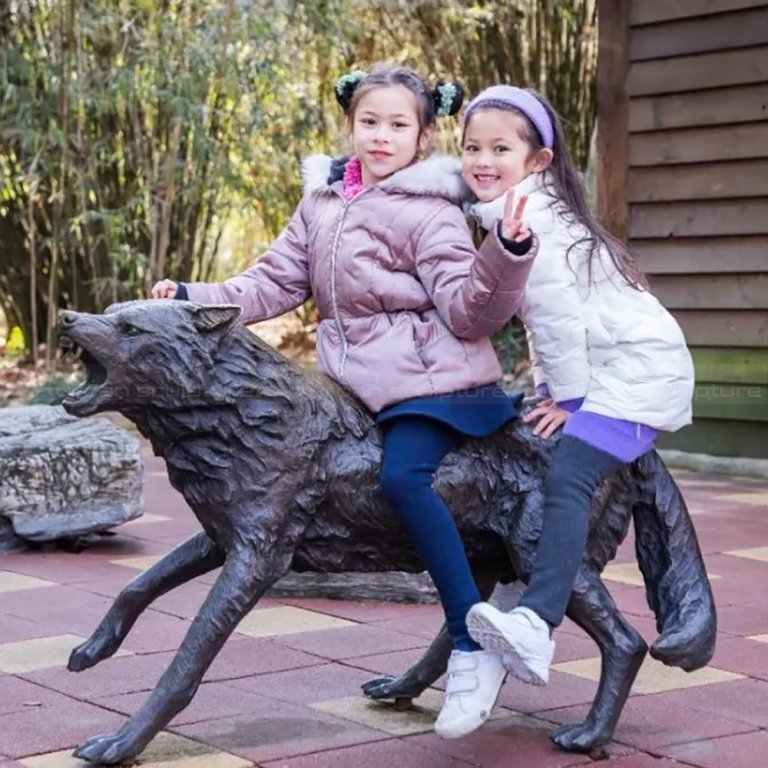 statue de louveteau hurlant