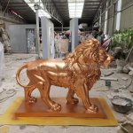 statue de lion d'or