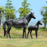 sculpture de cheval noir