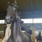 estátua de garanhão preto